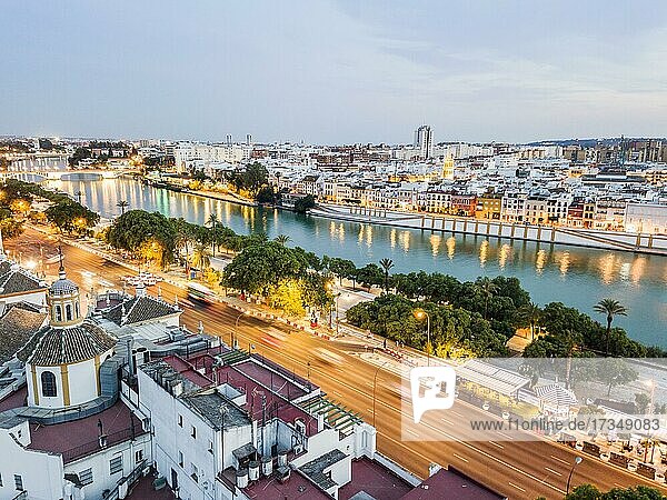Luftaufnahme der Altstadt mit dem Fluss in Sevilla am Abend  Andalusien  Spanien  Europa