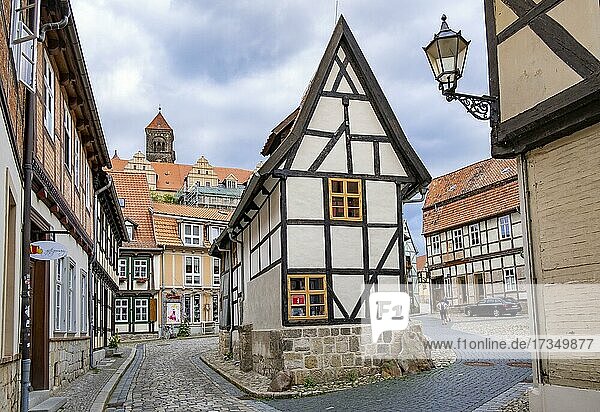 Denkmalgeschütztes Fachwerkhaus nach 1530  Finkenherd 1  Quedlinburg  Sachsen-Anhalt  Deutschland  Europa