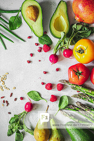 Stillleben mit buntem Obst und Gemüse