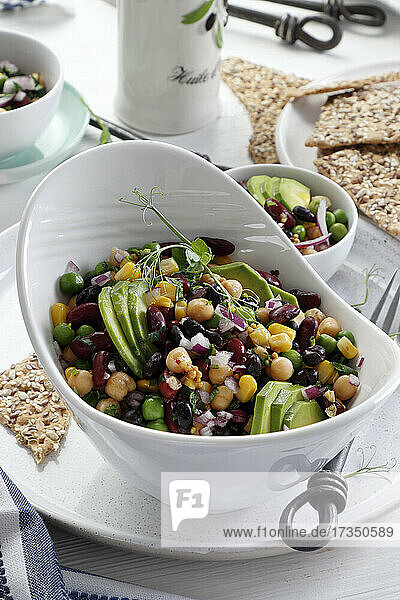 Salat mit Kichererbsen  schwarzen und roten Bohnen  grünen Erbsen und Avocado