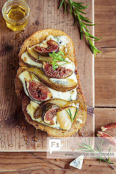 Toast with blue cheese  pear and fig