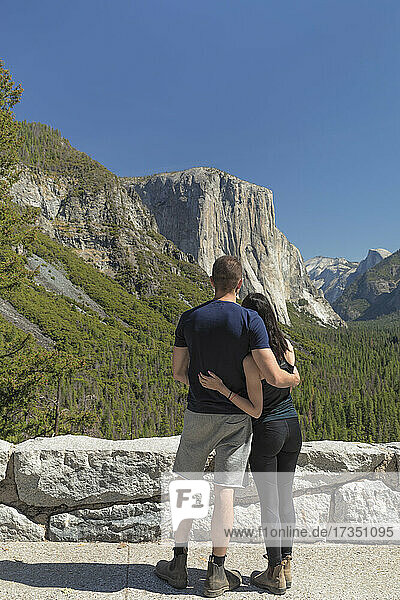 Touristen am Tunnel View  Yosemite Valley  Yosemite National Park  UNESCO Weltkulturerbe  Kalifornien  Vereinigte Staaten von Amerika  Nordamerika