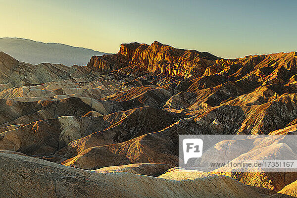 Zabriskie Point bei Sonnenaufgang  Death Valley National Park  Kalifornien  Vereinigte Staaten von Amerika  Nordamerika