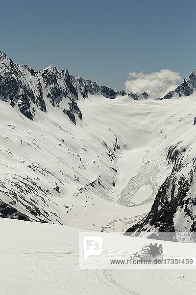 Schneemobilfahren  Dombai-Gebirge  Karatschai  Republik Tscherkess  Russland  Europa