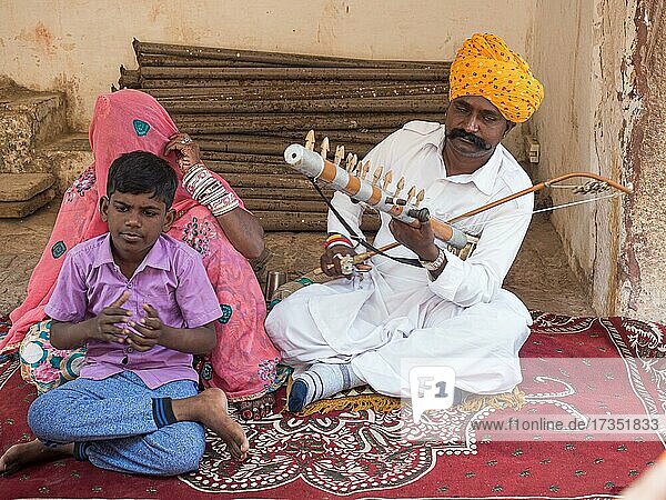 Musician with traditional stringed instrument  Mehrangarh Fort  Jodhpur  Rajasthan  India  Asia