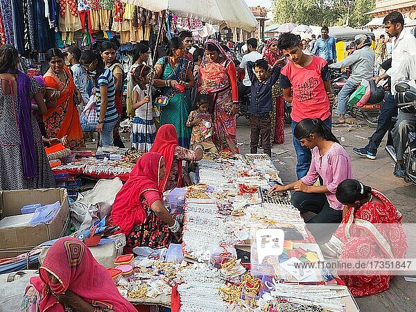 Verkäuferinnen bieten am Marktstand Schmuck an  Jodhpur  Rajasthan  Indien  Asien