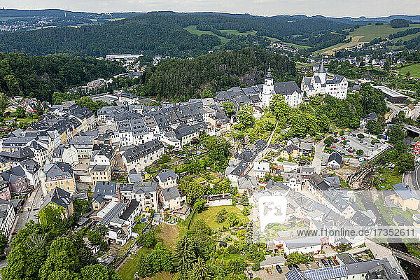 Luftaufnahme von St. Georgen Kirche und Schloss  Stadt Schwarzenberg  Erzgebirge  UNESCO-Welterbe  Sachsen  Deutschland  Europa
