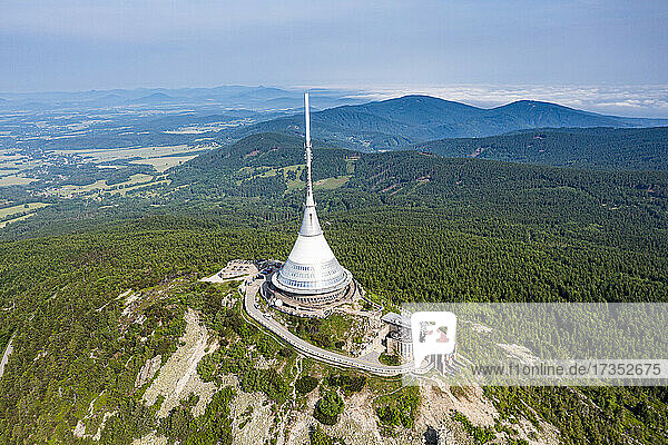 Luftaufnahme des Jested-Turms  eines Fernsehturms und Hotels  der höchsten Bergspitze des Jested-Kozakov-Kamms  Jested  Tschechische Republik  Europa
