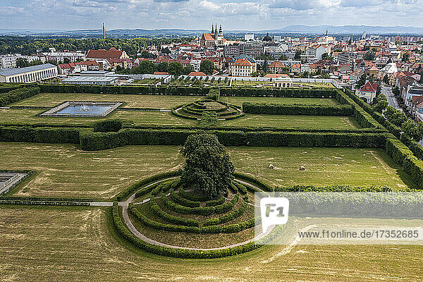 Luftaufnahme des botanischen Gartens und des Schlosses von Kromeriz  UNESCO-Weltkulturerbe  Region Zlin  Tschechische Republik  Europa