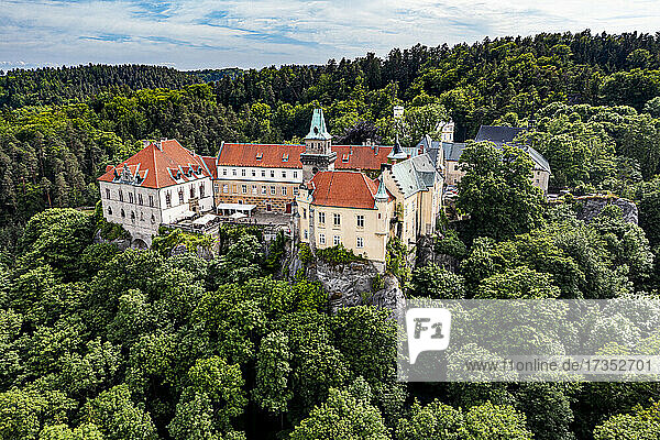Luftaufnahme der Burg Hruba Skala  Böhmisches Paradies  Tschechische Republik  Europa