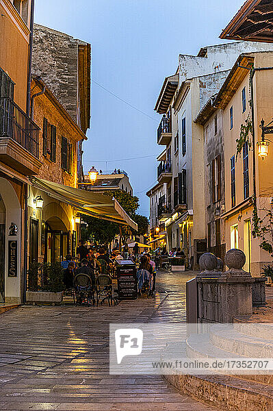 Historische Altstadt von Alcudia bei Nacht  Mallorca  Balearische Inseln  Spanien  Mittelmeer  Europa