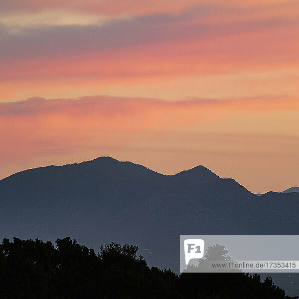 Usa  New Mexico  Sandia Mountains From Santa Fe  Colorful skies over Sandai Mountains at sunset