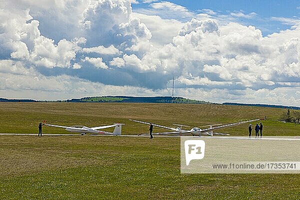 Segelflugzeug wartet auf Startfreigabe  Flugplatz Wasserkuppe  Rhön  Gersfeld  Hessen  Deutschland  Europa