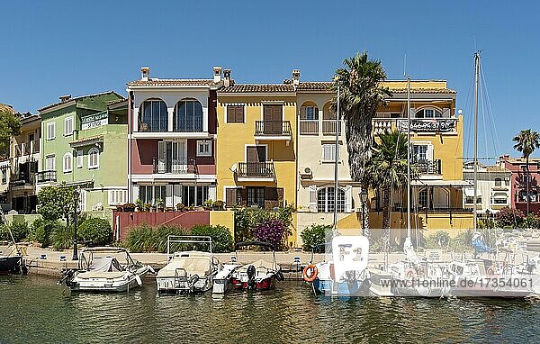 Yachten und bunte Häuser  Hafen Saplaya  Alboraya  Valencia  Spanien  Europa