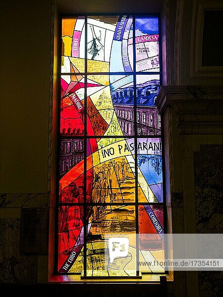 Glasfenster  Unterstützung der Republikaner im Spanischen Bürgerkrieg durch irische Freischärler  Rathaus oder City Hall  Belfast  Nordirland  Irland  Großbritannien  Europa