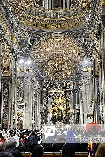 Papst feiert Heilige Messe im Petersdom vor gläubige Christen  Heiliger Vater  Petersdom  Basilica di San Pietro  Vatikan  Rom  Latium  Italien  Europa