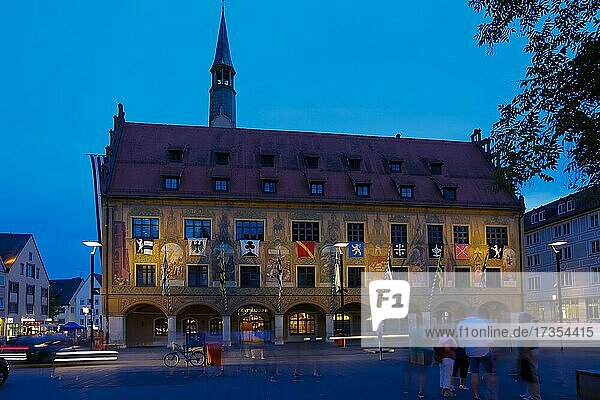 Rathaus von Norden in der Dämmerung  Fresken von Martin Schaffner  Festbeflaggung  Ulm  Baden-Württemberg  Deutschland  Europa