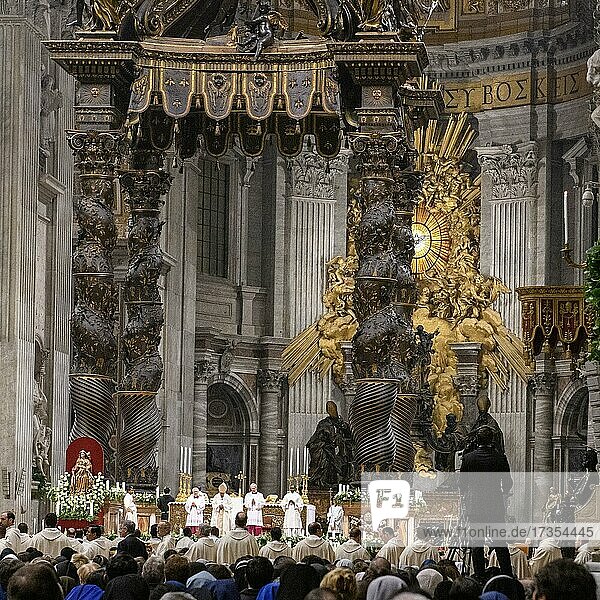 Papst mit Mitra betet während Heilige Messe im Petersdom vor gläubige Christen  Heiliger Vater  Petersdom  Basilica di San Pietro  Vatikan  Rom  Latium  Italien  Europa