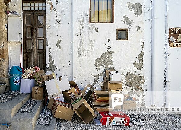 Leere Kartons  Müll in einer Gasse  Lindos  Rhodos  Dodekanes  Griechenland  Europa