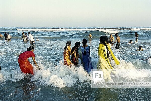 Frauen beim Baden in bunten Saris  Marina Beach  Golf von Bengalen  in Chennai  Madras  Tamil Nadu  Indien  Asien