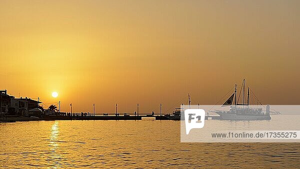 Pefkohori Pier bei Sonnenuntergang  Pefkohori  Kassandra  Chalkidiki  Chalkidiki  Griechenland  Europa
