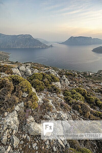 Panorama  Blick über Kalymnos mit Inseln Kalavros und Telendos  Abendstimmung  Dodekanes  Griechenland  Europa