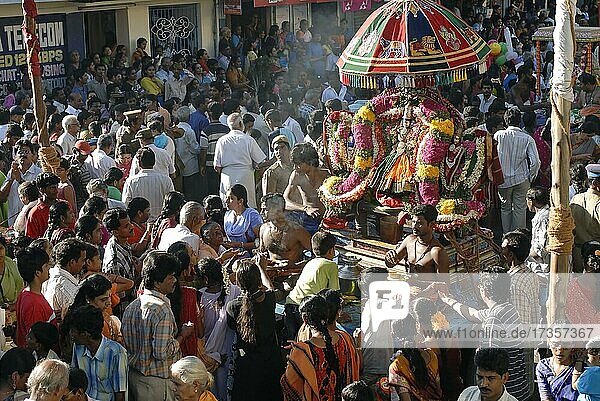 Die dreiundsechzig Nayanmars (Arupathumoovar) werden in Sänften getragen und gehen dem riesigen skulptierten Wagen voraus  der die Gottheiten trägt  Arupathumoovar Festival  Chennai  Madras  Tamil Nadu