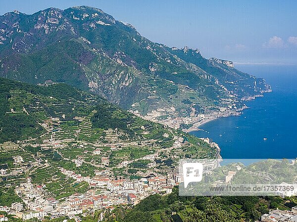 Ausblick von der Terrazza dell'Infinito der Villa Cimbrone auf den Golf von Salerno  Ravello  Amalfiküste  Costiera Amalfitana  Provinz Salerno  Kampanien  Italien  Europa