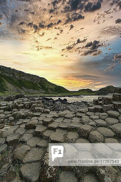Küste mit Basaltsäulen  Giant's Causeway  Causeway Küste  Sonnenuntergang  Antrim  Nordirland  Großbritannien  Europa