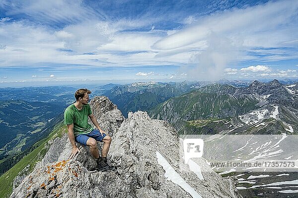 Bergsteiger auf dem Gipfel der Mädelegabel  Blick auf Trettachspitz und ins Tal des Wilden Grund  Allgäuer Alpen  Allgäu  Bayern  Deutschland  Europa