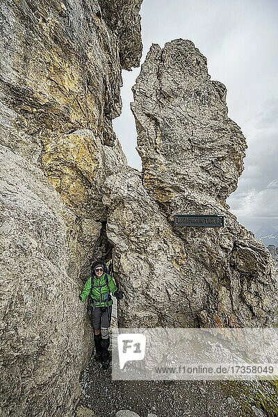 Wanderin in einem Felsloch  Heilbronner Thörle  Heilbronner Weg  Allgäuer Alpen  Allgäu  Bayern  Deutschland  Europa