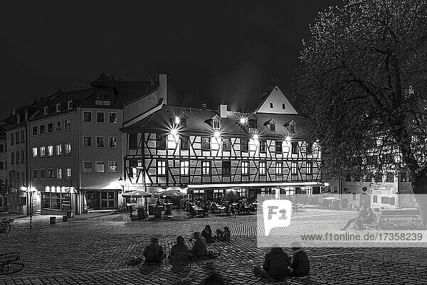 Historische Gastwirtschaft in der Altstadt mit jungen Leuten am Abend  Tiergärtnertorplatz  Nürnberg  Mittelfranken  Bayern  Deutschland  Europa