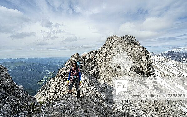 Wanderin  Bergsteigerin auf einem Gratweg  Bergpanorama  Heilbronner Weg  Allgäuer Alpen  Allgäu  Bayern  Deutschland  Europa