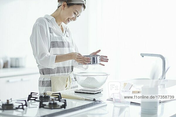 Japanerin beim Kochen zu Hause