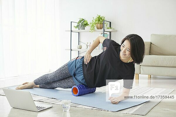 Japanische Frau trainiert zu Hause
