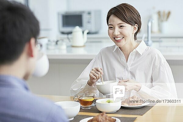 Japanisches Paar beim Essen zu Hause