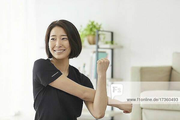 Japanische Frau trainiert zu Hause