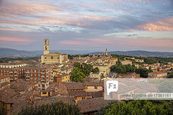 Italien  Provinz Perugia  Perugia  Wolken über der Altstadt in der Abenddämmerung mit der Basilika San Domenico im Hintergrund