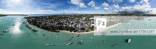 Stadtbild und Meer bei Trou Aux Biches auf Mauritius  Afrika