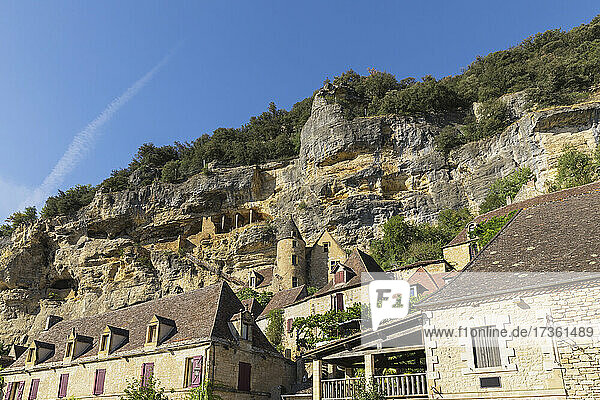 Frankreich  Dordogne  La Roque-Gageac  Häuser des historischen Dorfes mit Felsen im Hintergrund