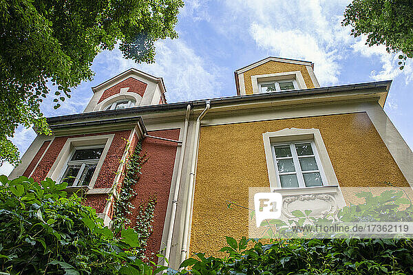 Deutschland  Bayern  München  Rote und gelbe Fassade einer alten historischen Villa