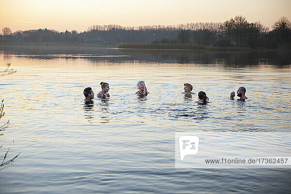 Männer und Frauen genießen das kalte Wasser am Morgen