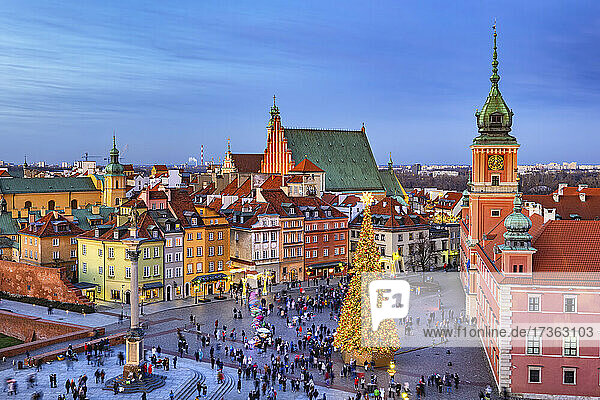Polen  Woiwodschaft Masowien  Warschau  Weihnachtsabend auf dem Schlossplatz