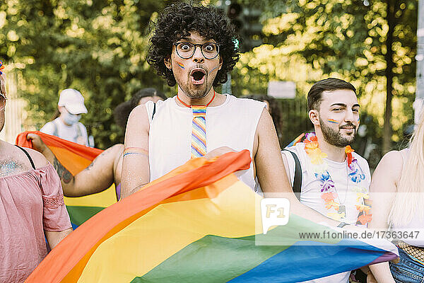 Männliche und weibliche Freunde protestieren bei einer Pride-Veranstaltung für Gleichberechtigung