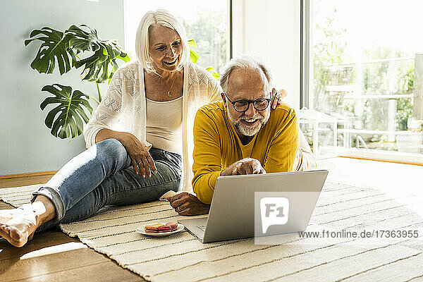 Älteres Paar benutzt Laptop zu Hause