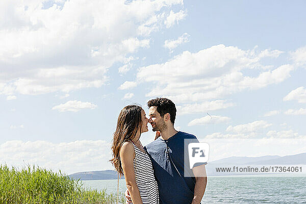 Paar reibt sich die Nasen  während es im Sommer am Trasimeno-See steht