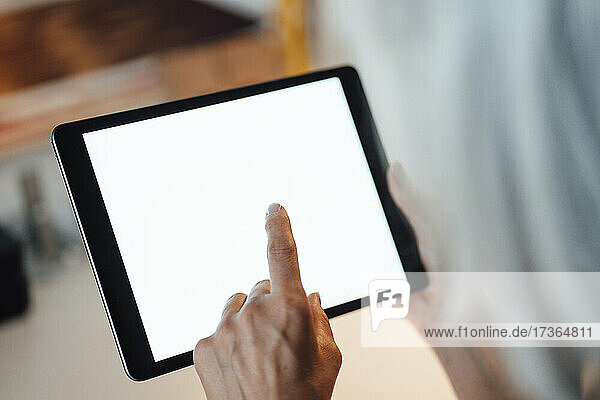 Geschäftsfrau benutzt digitales Tablet im Büro