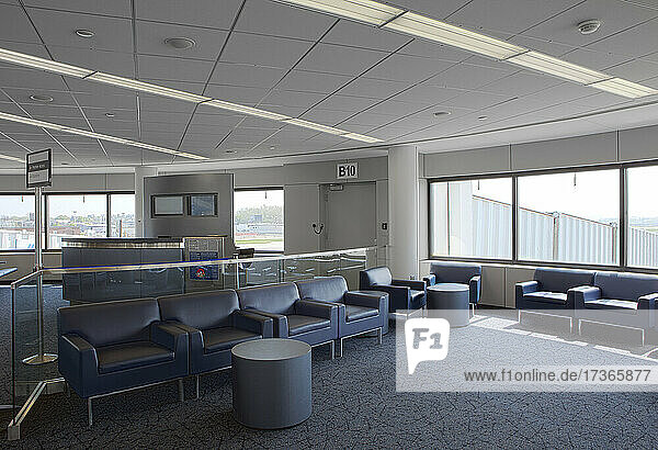 Leere Flughafenlounge  mit Sitzen und Fenstern  eine Abflughalle.