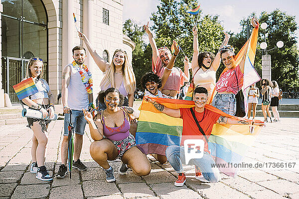 Fröhliche weibliche und männliche Demonstranten während der Pride-Veranstaltung im Park