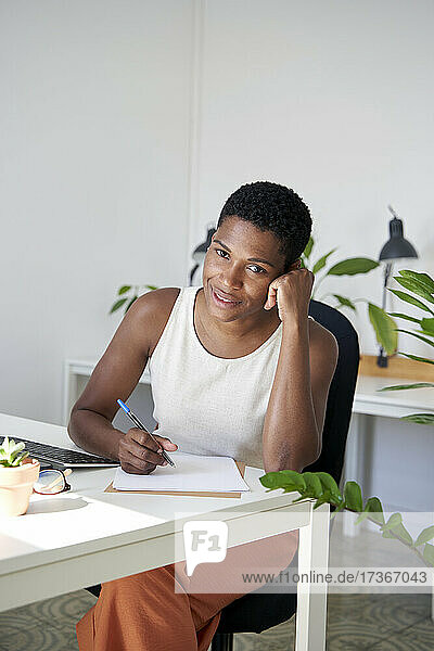 Geschäftsfrau arbeitet an einem Geschäftsplan am Schreibtisch im Büro